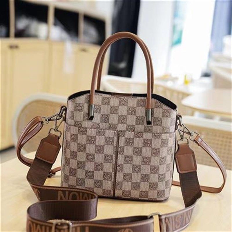 依晓趣服饰水桶包女款时尚手提包经典大容量斜挎单肩包雅丹风女包,箱包皮具/热销女包/男包,通用款女包,淘宝优惠券,粉丝福利购,淘宝优惠卷