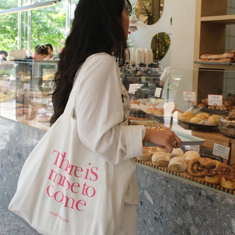 別來無恙 未来的样子有很多种呦!红色斜挎帆布包 大容量单肩包粉