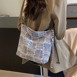 斜挎包女高级感小众上班通勤包包拉链帆布包时尚百搭单肩包水桶包