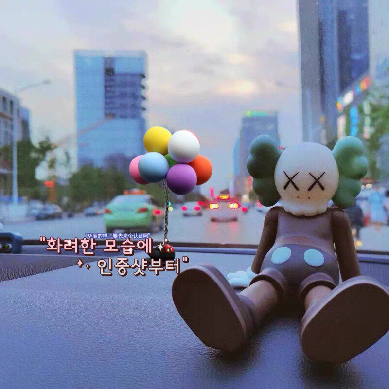 .车载摆件ins风可爱卡通KAWS网红潮流公仔创意车内中控高档装饰