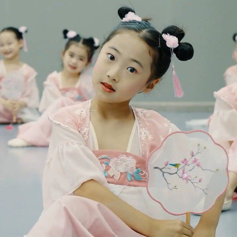 网红胭脂妆儿童演出服桃花笑汉服春三月舞蹈服女童古风表演服团扇