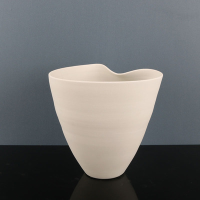 现代极简磨砂素白k色手工山形线条陶瓷花盘花器酒店走廊落地长花