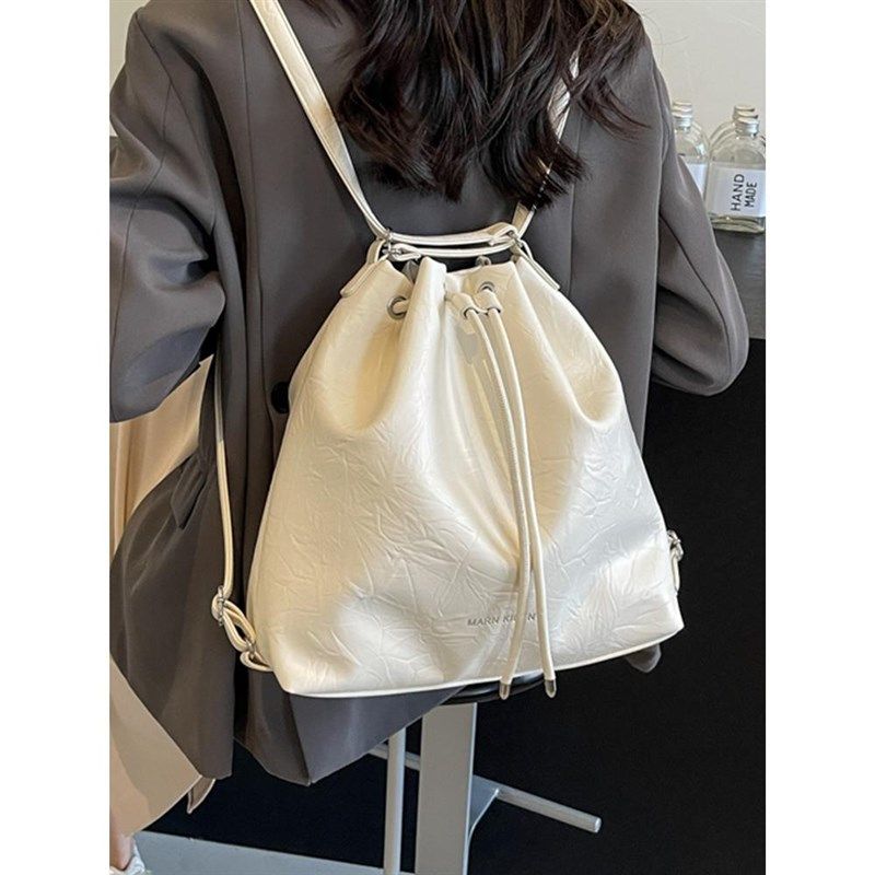 时尚褶皱大容量水桶包女2024夏季韩版潮流双肩包小众高级感旅行包