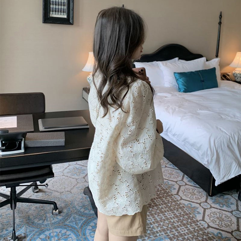 출산 정장 봄과 여름 얇은 V 넥 느슨한 중공 자수 레이스 베이비 돌 탑 반바지 투피스 세트