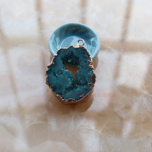小众高货原石水晶牙切片 晶洞挂件 蓝绿白酒红五彩紫海蓝色项链单