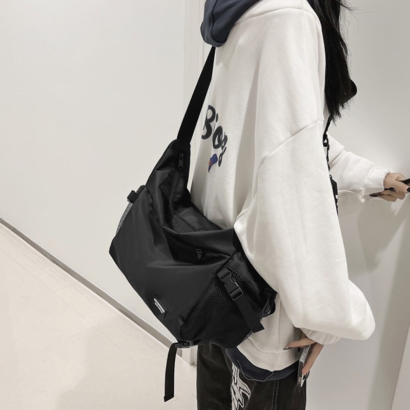 黑色大容量斜挎包女2024新款工装休闲女士包包旅行百搭女包运动包