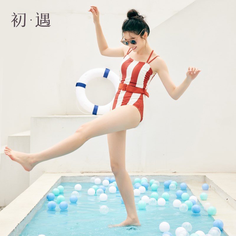 初遇新款儿童少女泳衣学生可爱甜美阳光沙滩度假红白条纹连体泳装