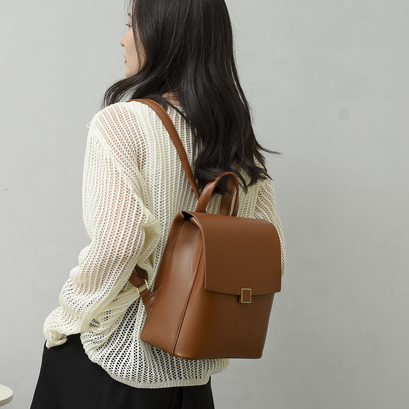 极简通勤纯色双肩包高级感多隔层定型背包女士逛街上班包盖式包包