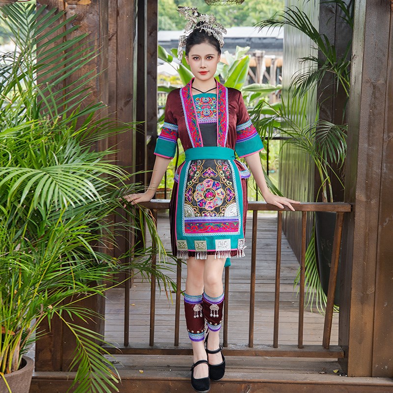 新款侗族服装女贵州广西少数民族服饰刺绣款式成人侗族盛装演出服