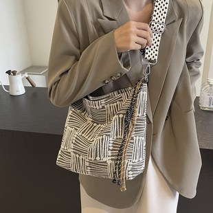 斜挎包女高级感小众上班通勤包包拉链帆布包时尚百搭单肩包水桶包