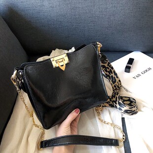 网红小黑包女包新款 宽肩带单肩包 百搭斜挎小包质感时尚 潮韩版