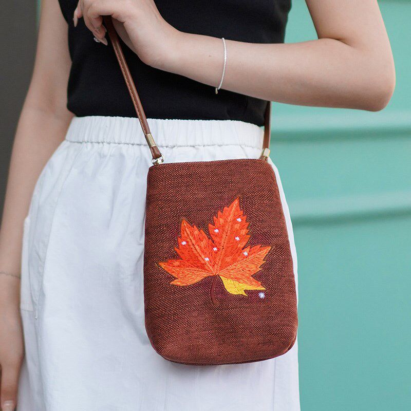 刺绣休闲手机包女斜挎2024新款迷你小包高级感女式散步包包