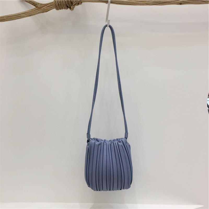 小脏柜 2025春季新品不规则肌理感褶皱包软皮女单肩斜挎小水桶包