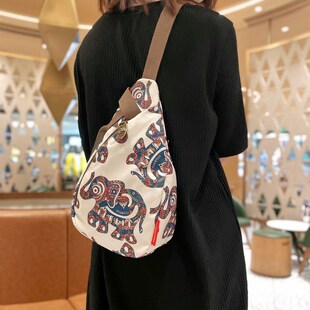 夏季轻便包包女2025新款时尚休闲女士斜挎包帆布胸包百搭洋气小包