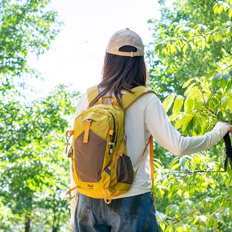 户外轻便登山包女夏旅行徒步小背包20升轻量化出游爬山双肩包防水
