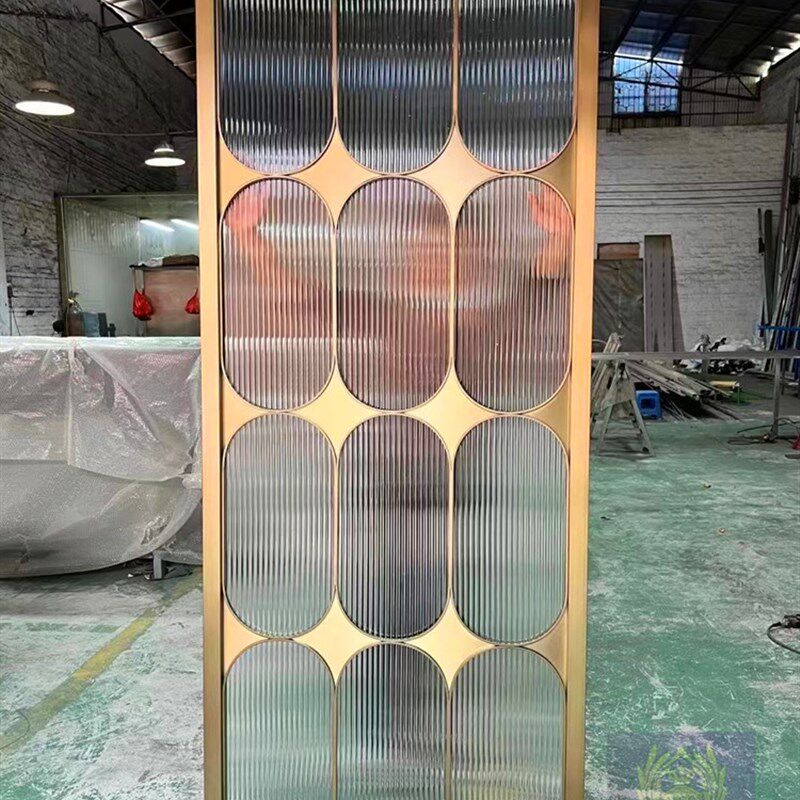 雕刻铝板屏风拉丝钛金色工装隔断轻奢玄关装饰酒店大堂镂空背景i.