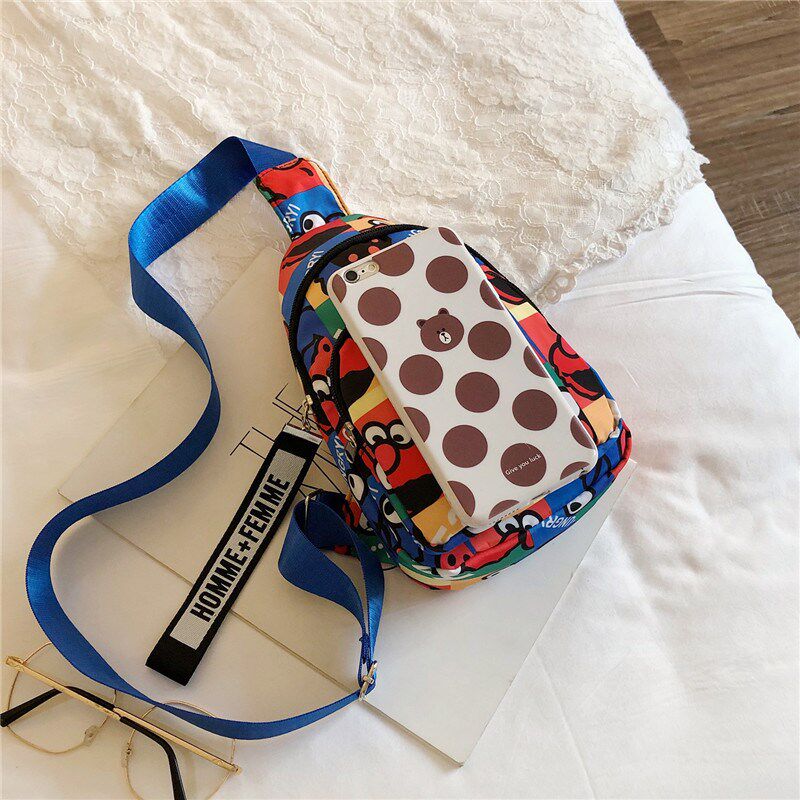 儿童斜挎包男童胸包韩版休闲小学生旅行小背包包潮小男孩子单新品