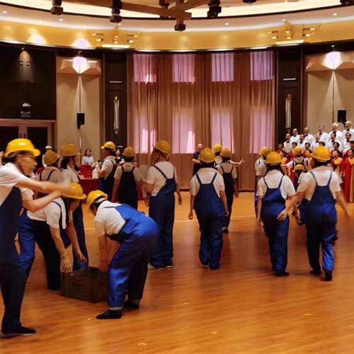 精选工人背带裤合唱服咱们工人有力量F演出服石油纺织工人舞蹈表