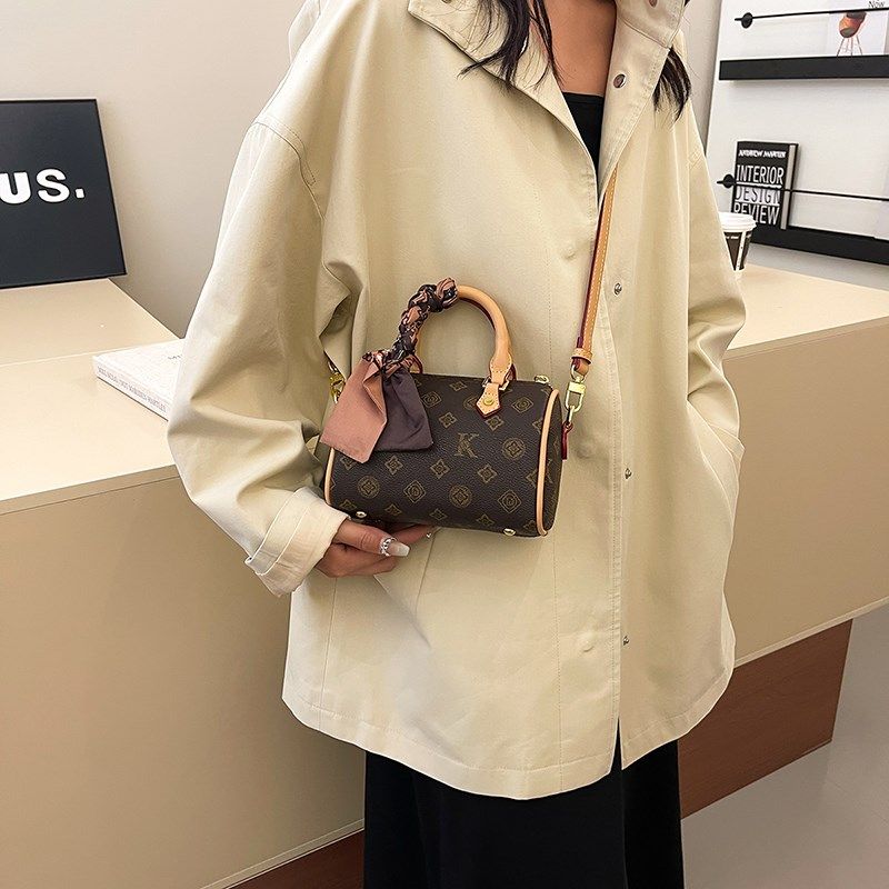 今年流行爆款包包女式2025新款超火时尚百搭单肩斜挎包老花枕头包