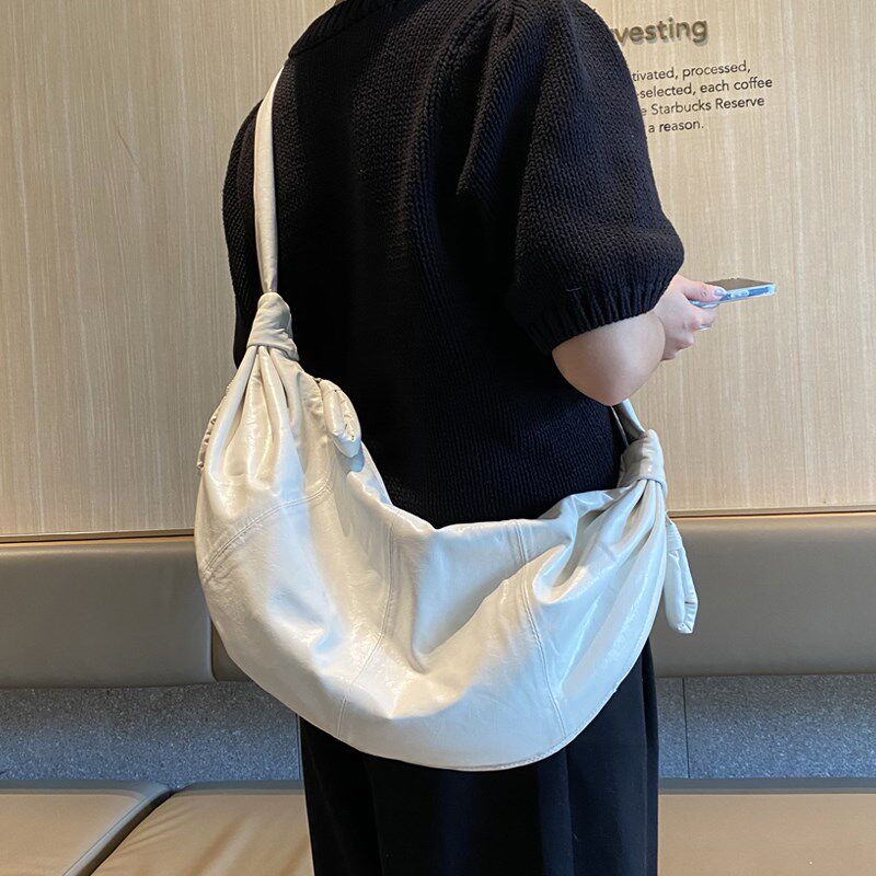 香港包包女夏天2024新款时尚单肩斜挎包大容量休闲慵懒风牛角包潮
