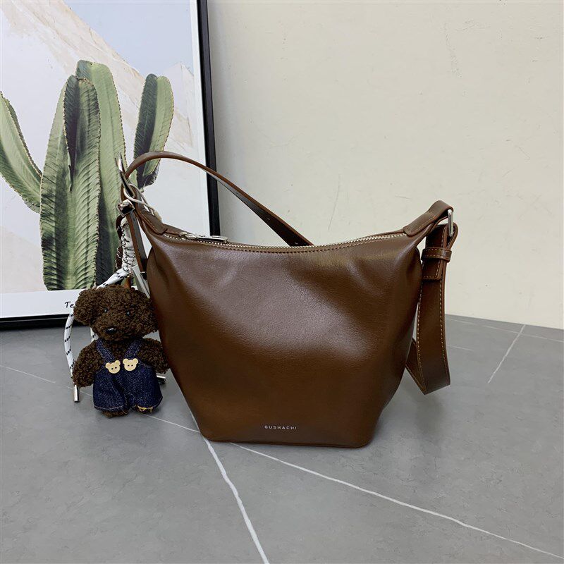 休闲慵懒风大容量水桶包女包2024新款轻便软皮小众洋气单肩斜挎包