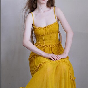 莫里公园 《这条连衣裙很显白》 姜黄色衬肤色褶皱花边吊带长裙女