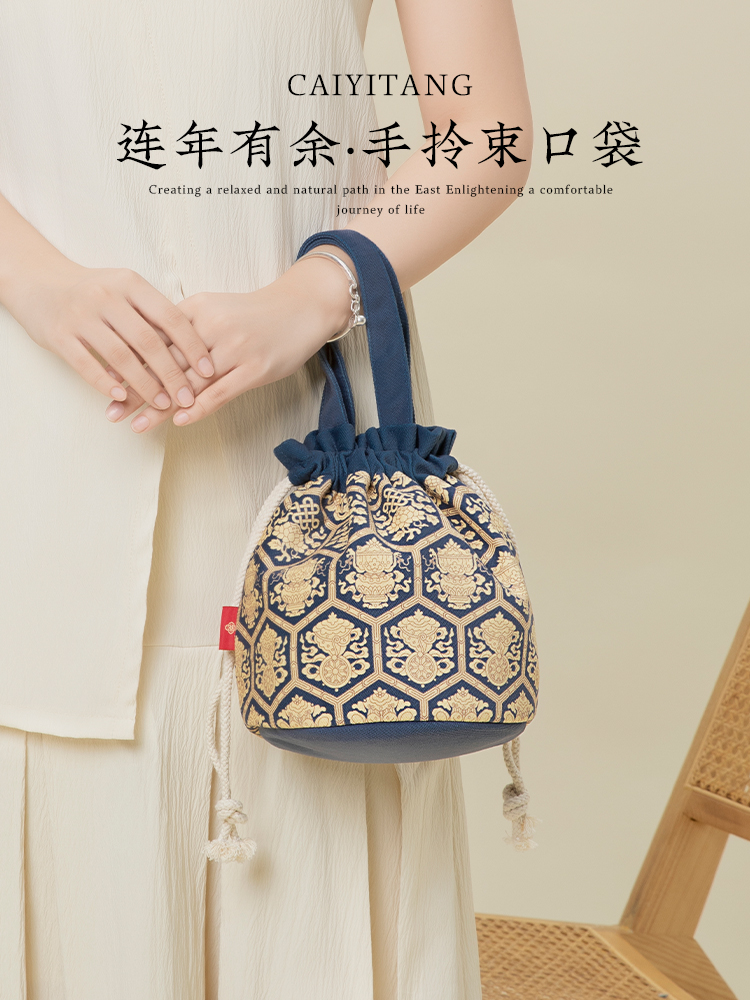 彩衣堂国风复古连年有余抽绳束口袋手提手拎女手机遛弯收纳水桶包