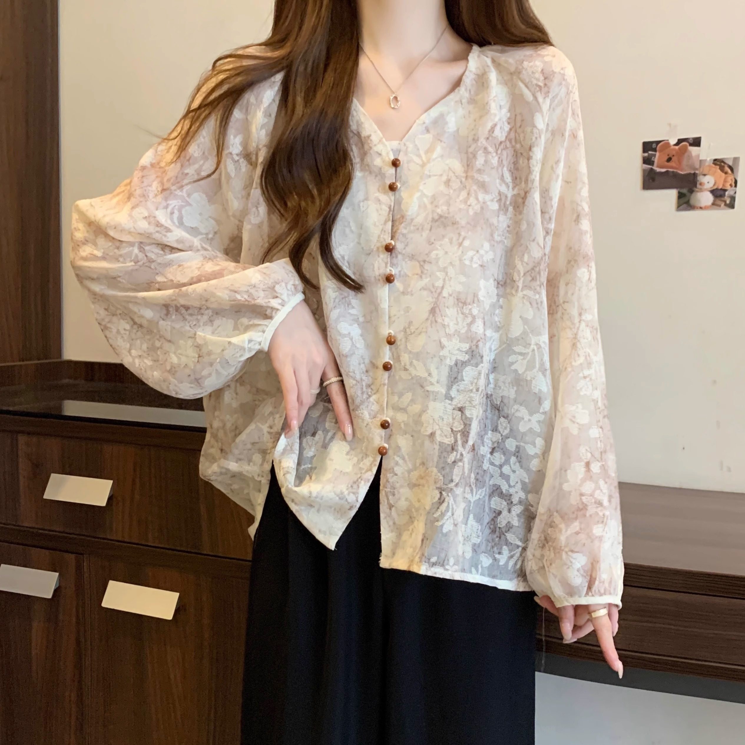 碎花V领长袖衬衫女春秋季2026年新款韩版宽松别致大码防晒上衣女