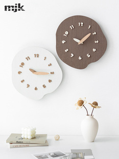 MJK北欧实木创意挂钟客厅2025新款家用静音挂墙时钟现代简约钟表