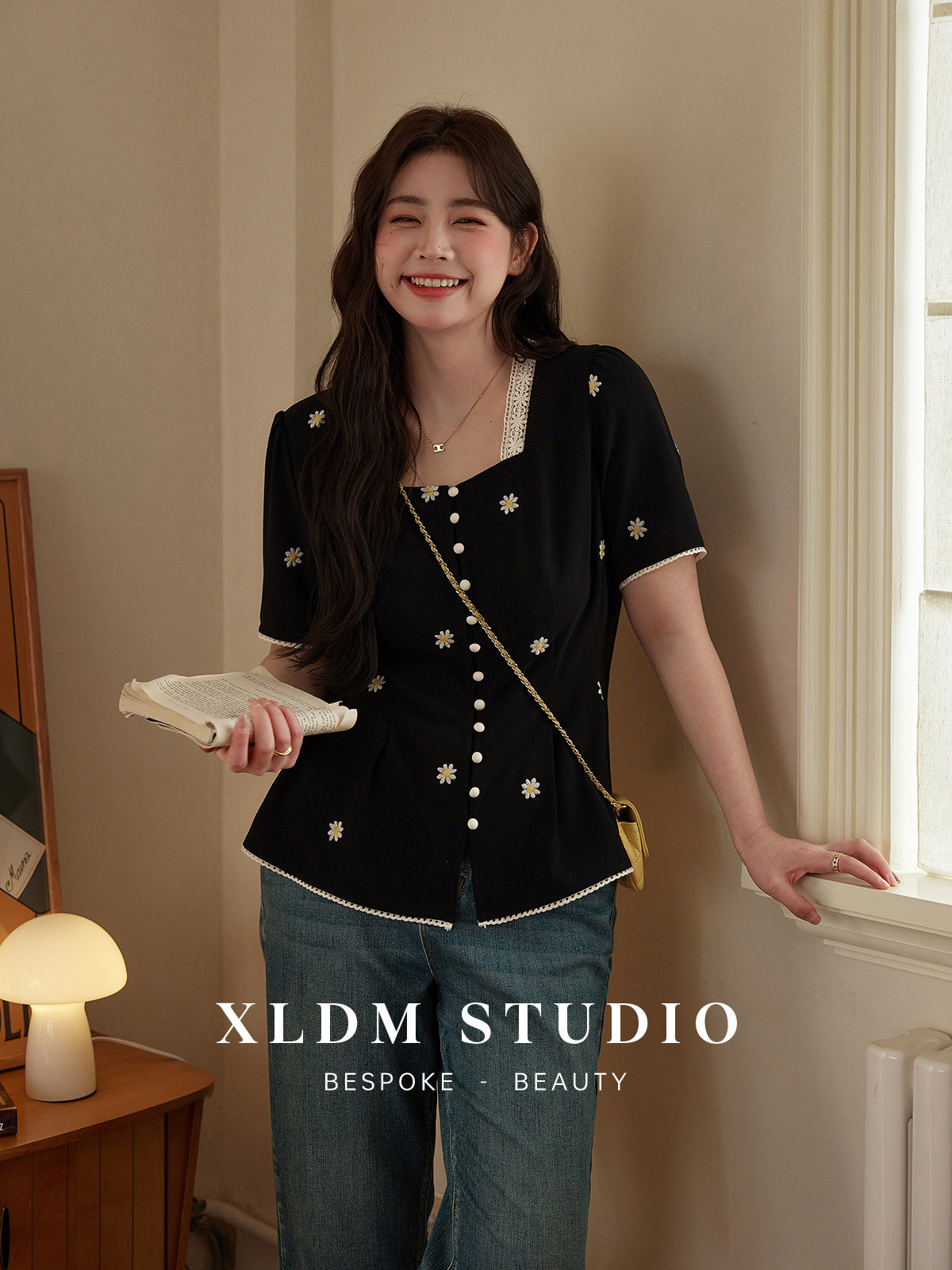 XIAOLI의 자체 제작 대형 여성 의류 [맞춤형 데이지 자수] 거대한 슬리밍 약간 허리 여름 반팔 탑