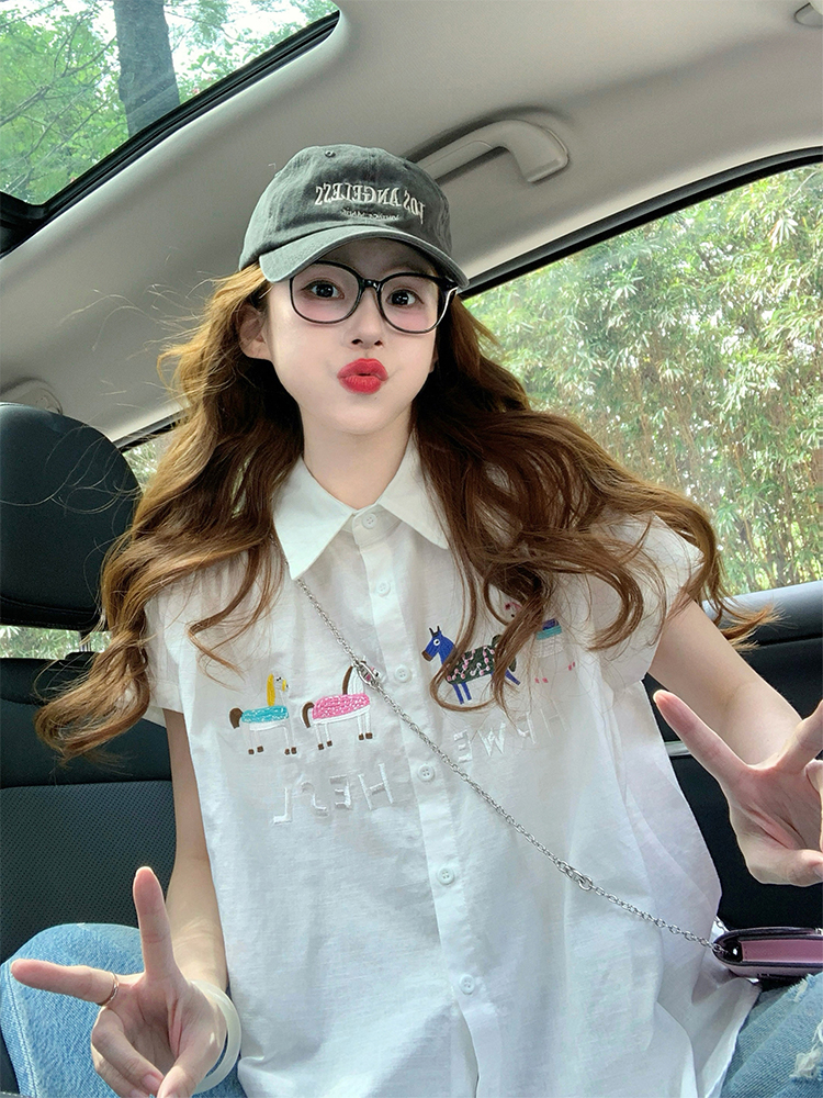 白色短袖衬衫女夏季2025新款小马刺绣设计感正肩宽松复古减龄上衣