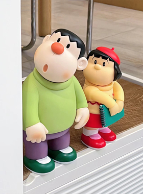 胖虎桌面装饰电视柜旁边的沙发客厅地板装饰夫妇娃娃小身材的男朋