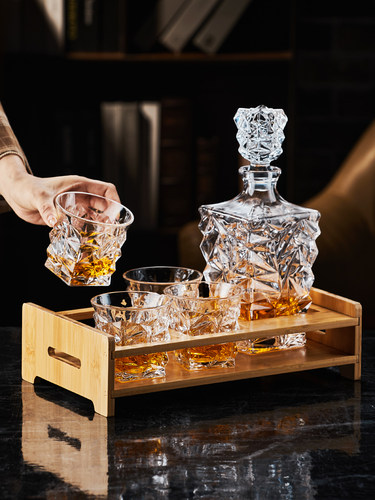 高级感威士忌酒杯酒瓶家用玻璃啤酒杯洋酒杯高档套装创意酒杯杯架