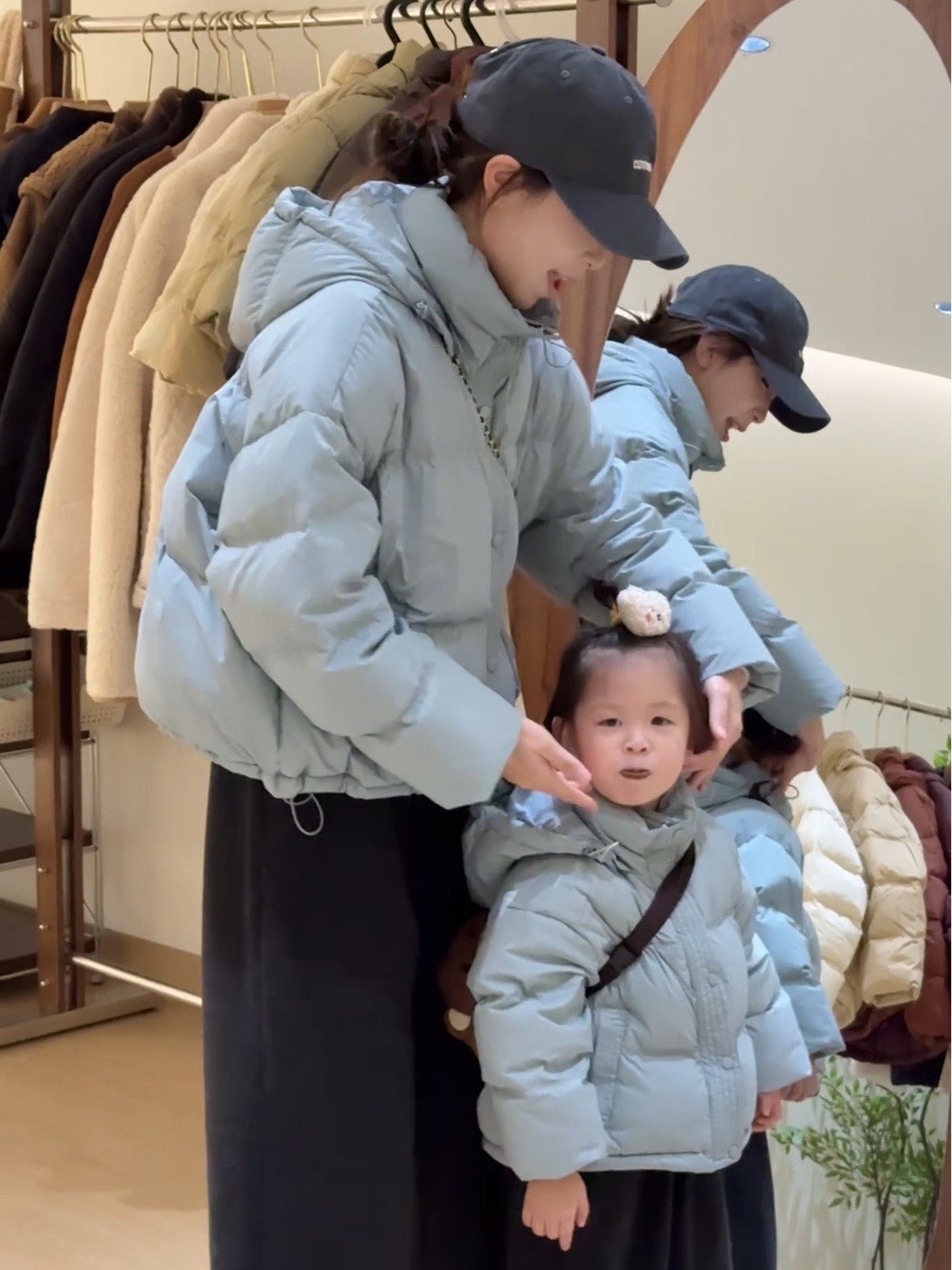 短款连帽羽绒服女冬季新款2025爆款白鸭绒加厚超好看面包服外套