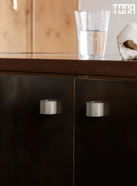 与空洞。tonna Tona钛银黄铜单孔拉手柜门小拉手彷古风格抽屉门拉