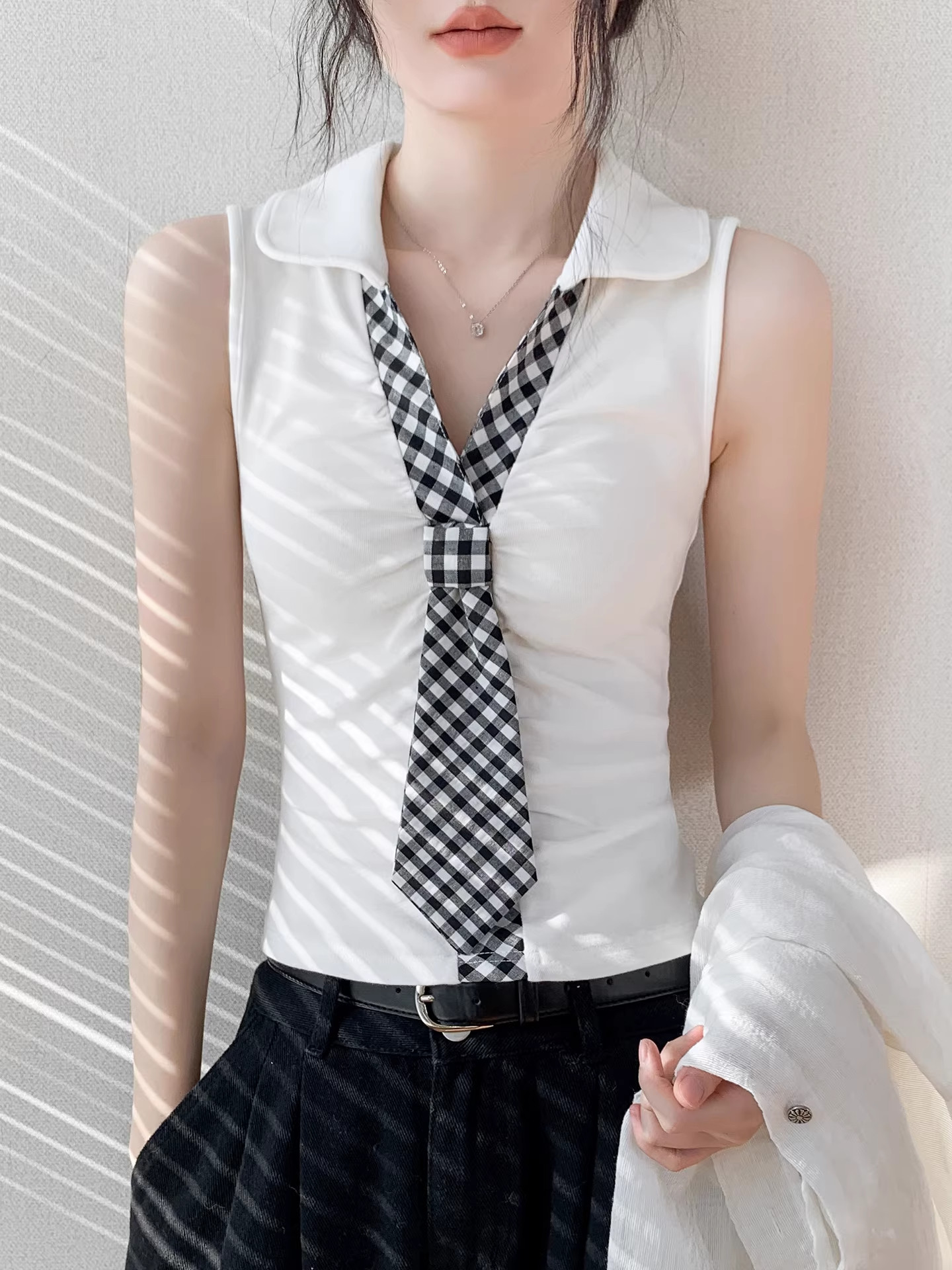 美式格纹领带翻领无袖背心女2026春季新款修身显瘦绝美白色短上衣