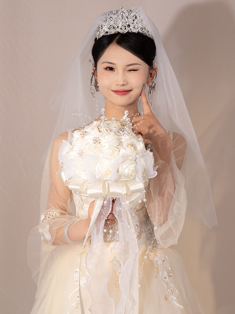 香槟色新娘手捧花绸缎玫瑰花束轻奢婚庆配饰婚礼礼物婚纱拍照道具