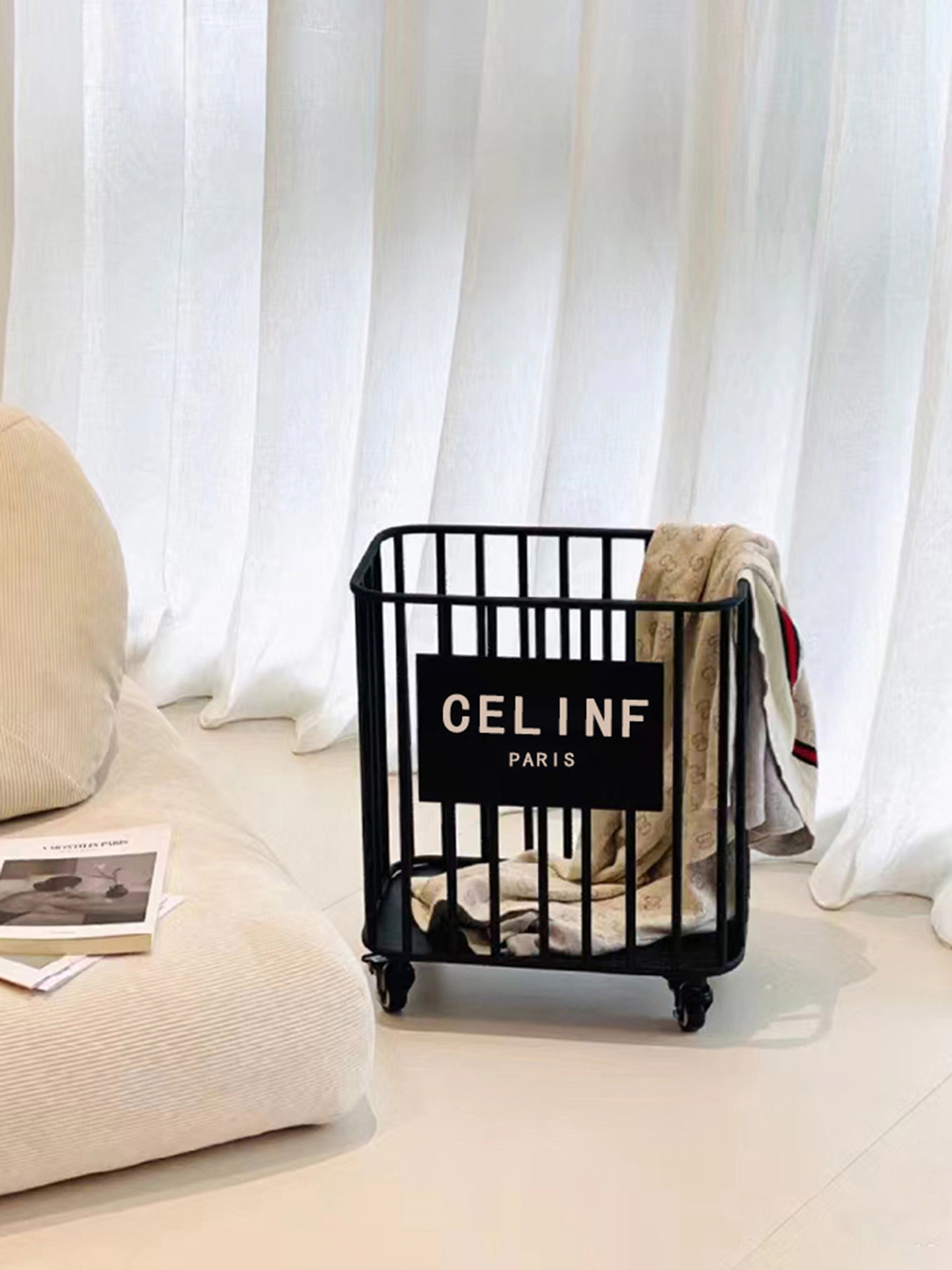 瑜伽垫收纳筐家用健身运动器材收纳架带轮篮球羽毛球夹缝置物架子