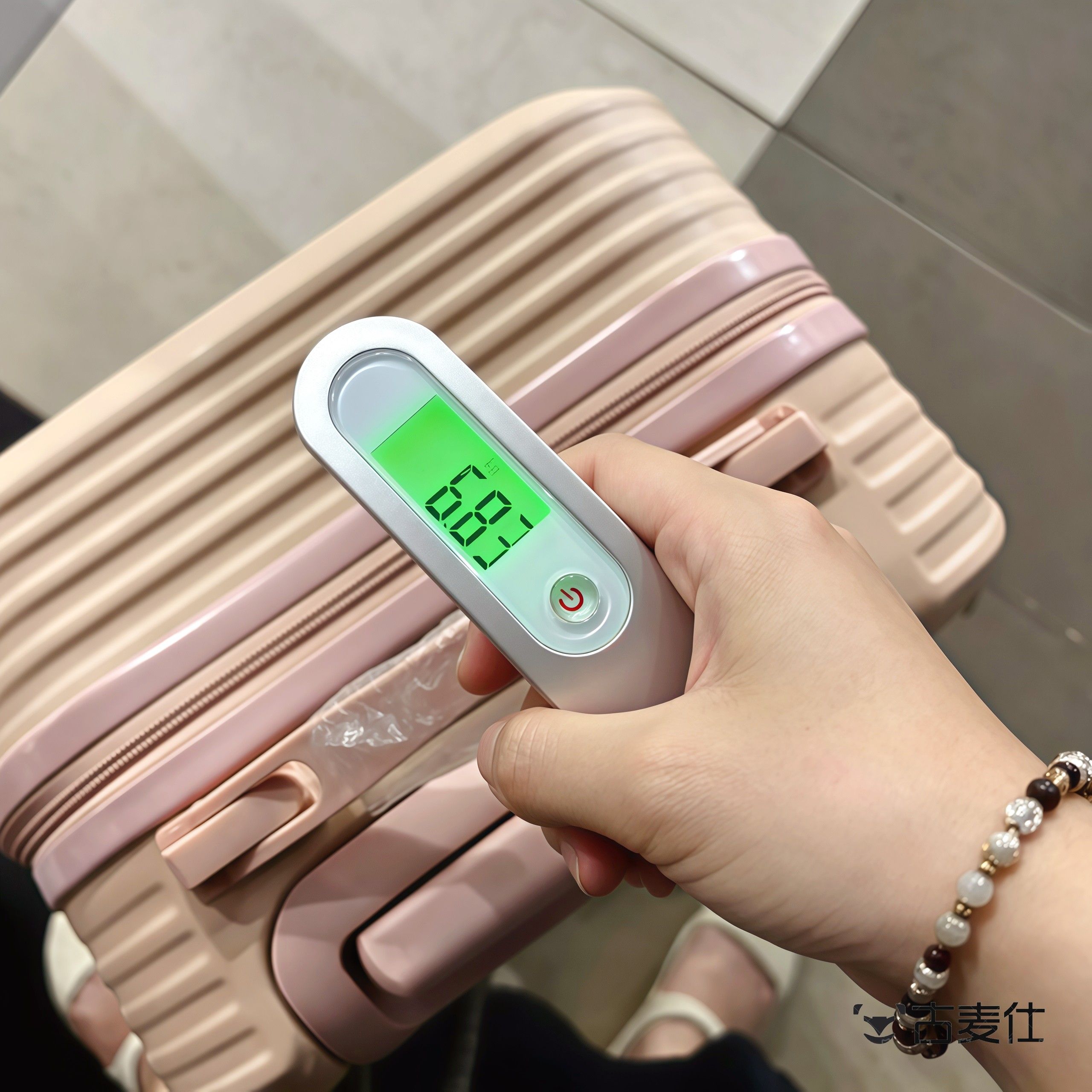迷你可携式行李秤手提电子秤50kg旅行出差坐飞机精准称重邮寄快递
