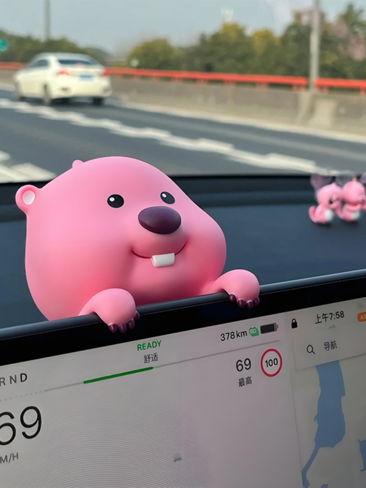 2025新款车载装饰品中控台屏幕趴趴摆件汽车高级感车内治愈系海狸