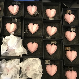 定制INS 小红薯 几何爱心 车载出风口扩香石香水香薰女性车内装饰