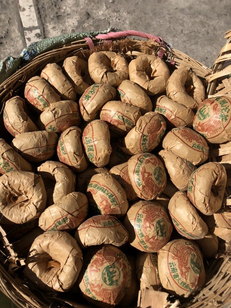 2000年凤凰沱,100克一个!打开包装纸,有一股生茶的陈年老蜜韵