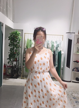 夏季新款吊带橙色大波点皱褶连衣裙弹力束腰款A字裙摆显瘦裙子女