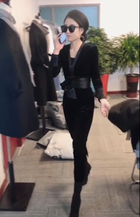 抖音小姐姐同款2023年春季显瘦黑色V领丝绒连衣裙束腰开叉长裙女