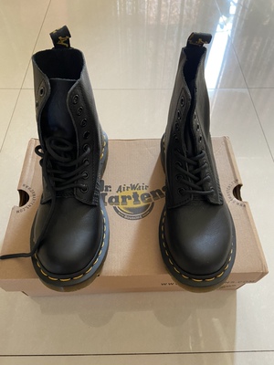 Dr.Martens 1460 PASCAL 8孔黑色经典荔枝纹软皮马丁靴女13512006
