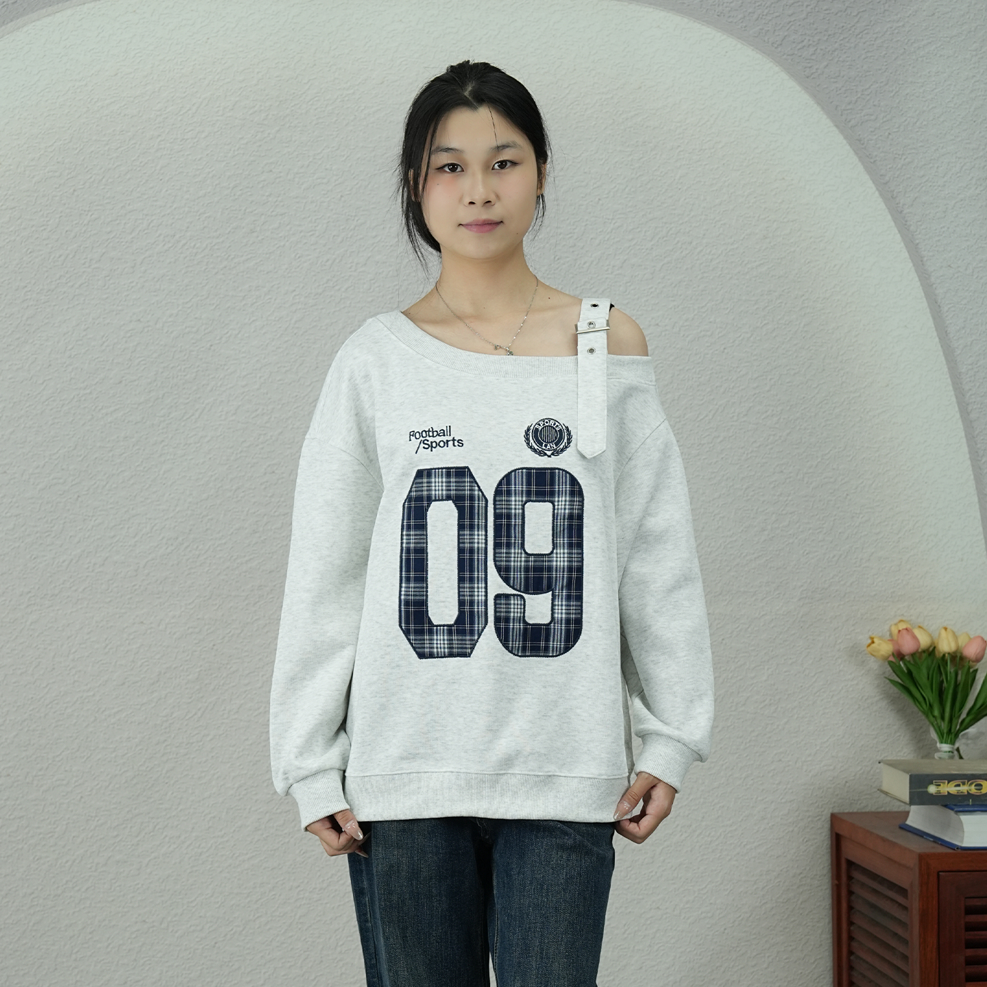 斜肩卫衣女韩版宽松运动风格子露肩刺绣美式套头衫潮2025秋季新款