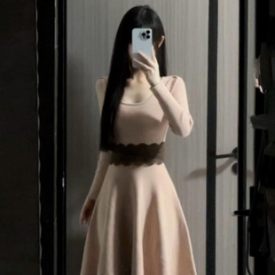 温柔风粉色针织长袖连衣裙子女秋冬2025新款法式内搭打底收腰长裙