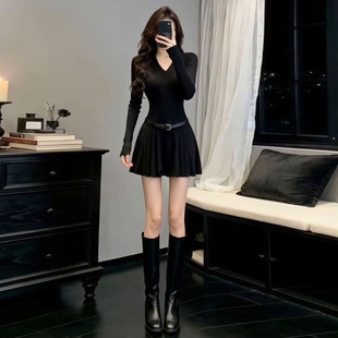 法式黑色长袖针织连衣裙子女秋冬季2025新款高级感巨好看收腰短裙