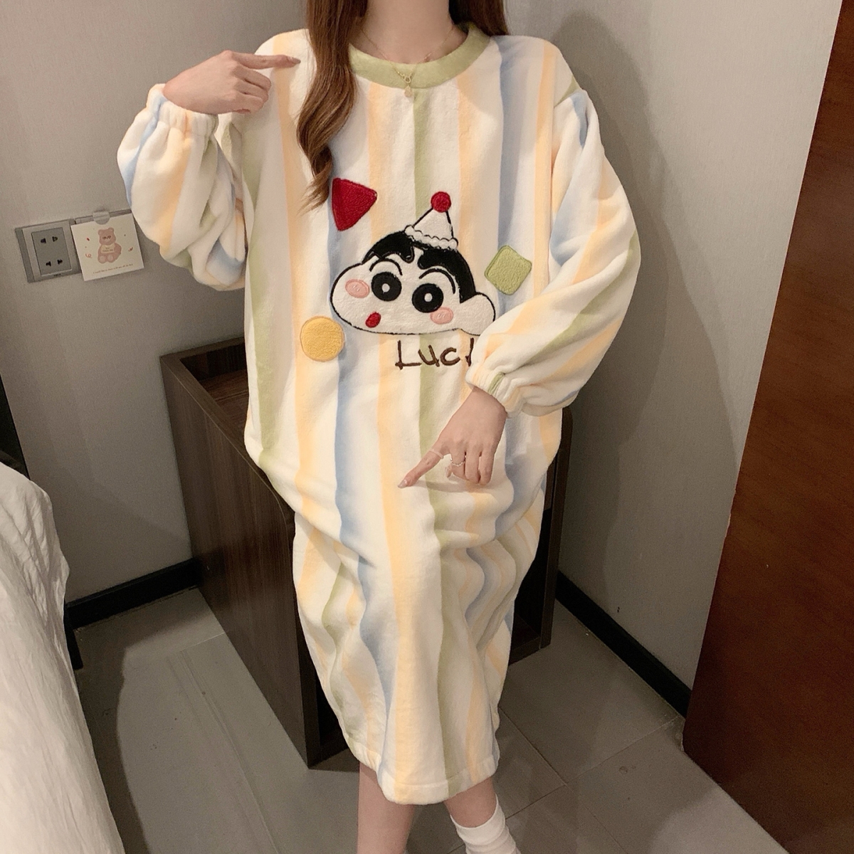 女士睡裙-冬季法兰绒保暖睡衣圆领套头长袖长款可爱女士居家裙