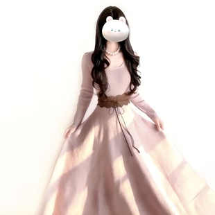 温柔风粉色针织长袖连衣裙子女秋冬2025新款法式内搭打底收腰长裙